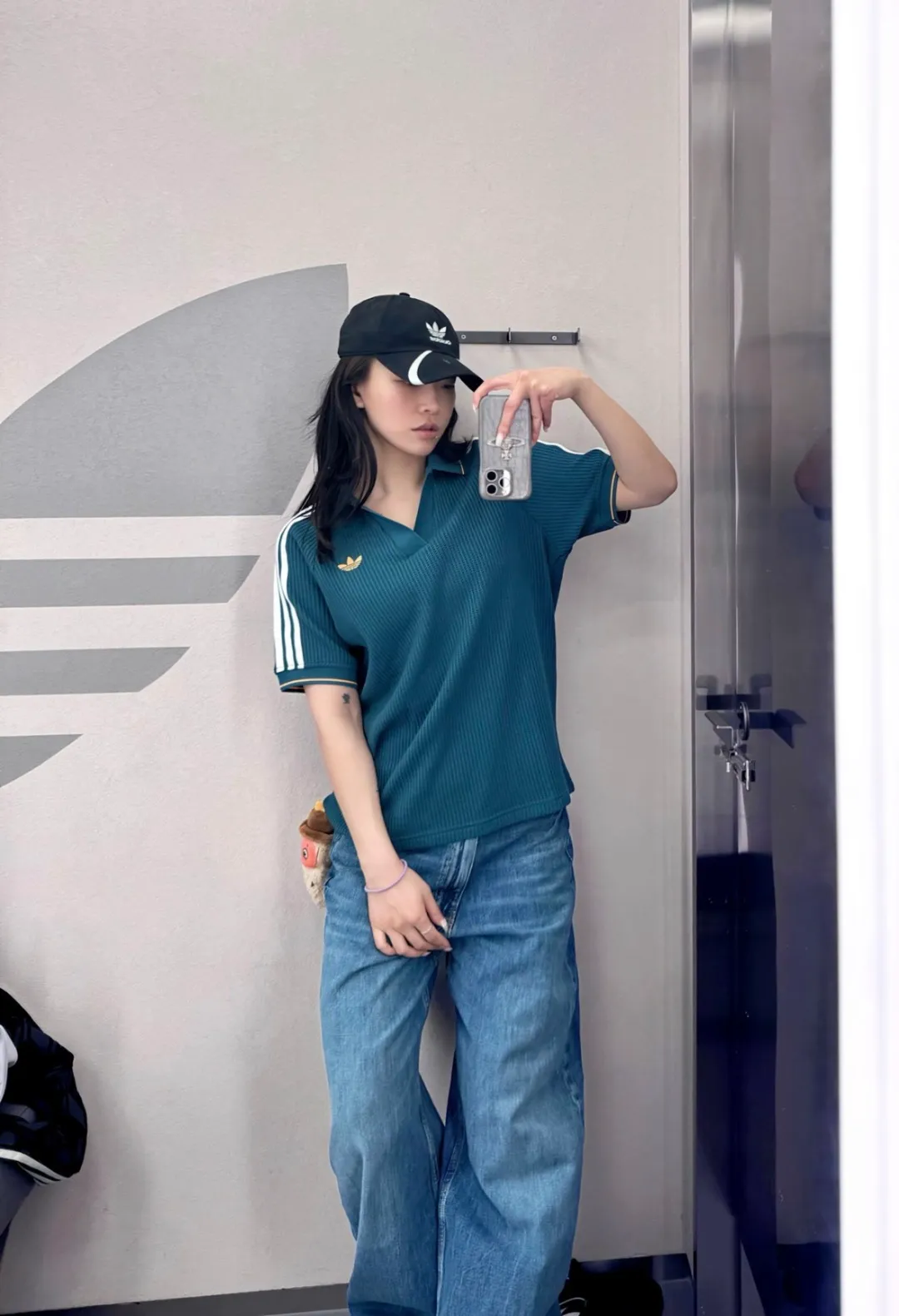 No watermark upper body renderings/chip version 𝟬𝟱𝟰𝟰𝟳# Exclusive real shot/difference between various stolen pictures and online version on the market [𝗔𝗱𝗶𝗱𝗮𝘀 Adidas clover chest embroidery for men and women Same Style𝗩 collar short sleeves] ✅Full set of 1:1 customized accessories ➕Customized three-label ➕𝗬𝘂𝗮𝗻 version hang tag ➕𝗹𝗼𝗴𝗼 packaging bag🔥 ➕Scan the tag to enter the official website. ✅Top Original version, ins Xiaohongshu Dewu Kuaishou and many bloggers wear it. ✅Adidas is a rare V-neck with no buttons, personalized setting and generous temperament, showing the elegance at a glance. ✅Three standards are customized with 270g waffle original Authentic custom-made imported fabrics for the watch, and the overall tailoring adopts three-dimensional structure tailoring! Ergonomically designed, more flexible when wearing! The cut is streamlined and streamlined, allowing you to move flexibly with your body! Integrates functionality, beauty and durability! Suitable for business, travel, leisure and many other occasions! ⭕The high version of the best products🐮is different from the junk products in the market🗯️The same picture but different prices means different versions. ❌Don’t be fooled by the same copywriters and pirated pictures from outside that mix and distribute high-luxury pictures at low prices. After comparing the quality, you will know where the gap is. Don’t lie. I don’t guarantee that my products are the cheapest, but I definitely guarantee that they are worth every penny of your hard-earned money! ‼ ️We don’t slash prices or lower prices, we supply products with care and only make high-end versions!!! Breasts Jimei must see the details of my home clearly, the pictures of my home are all real photos taken by the owner ❤️ Color: Green Size S-XXL